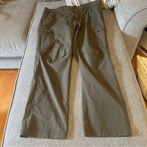 Men’s Tilley Size 36 Army Green Outdoor Cargo Trek/Hiking pants with Stretch EUC